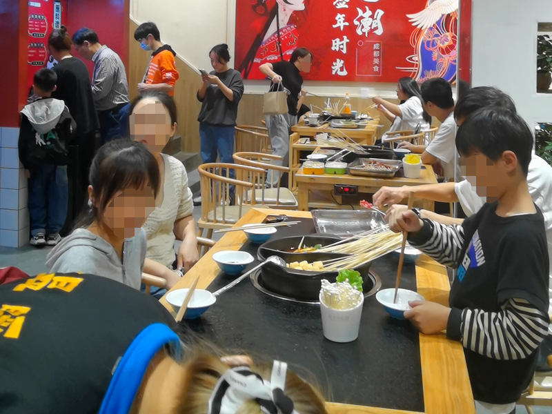 串串香加盟-签年时光新疆店火爆人气