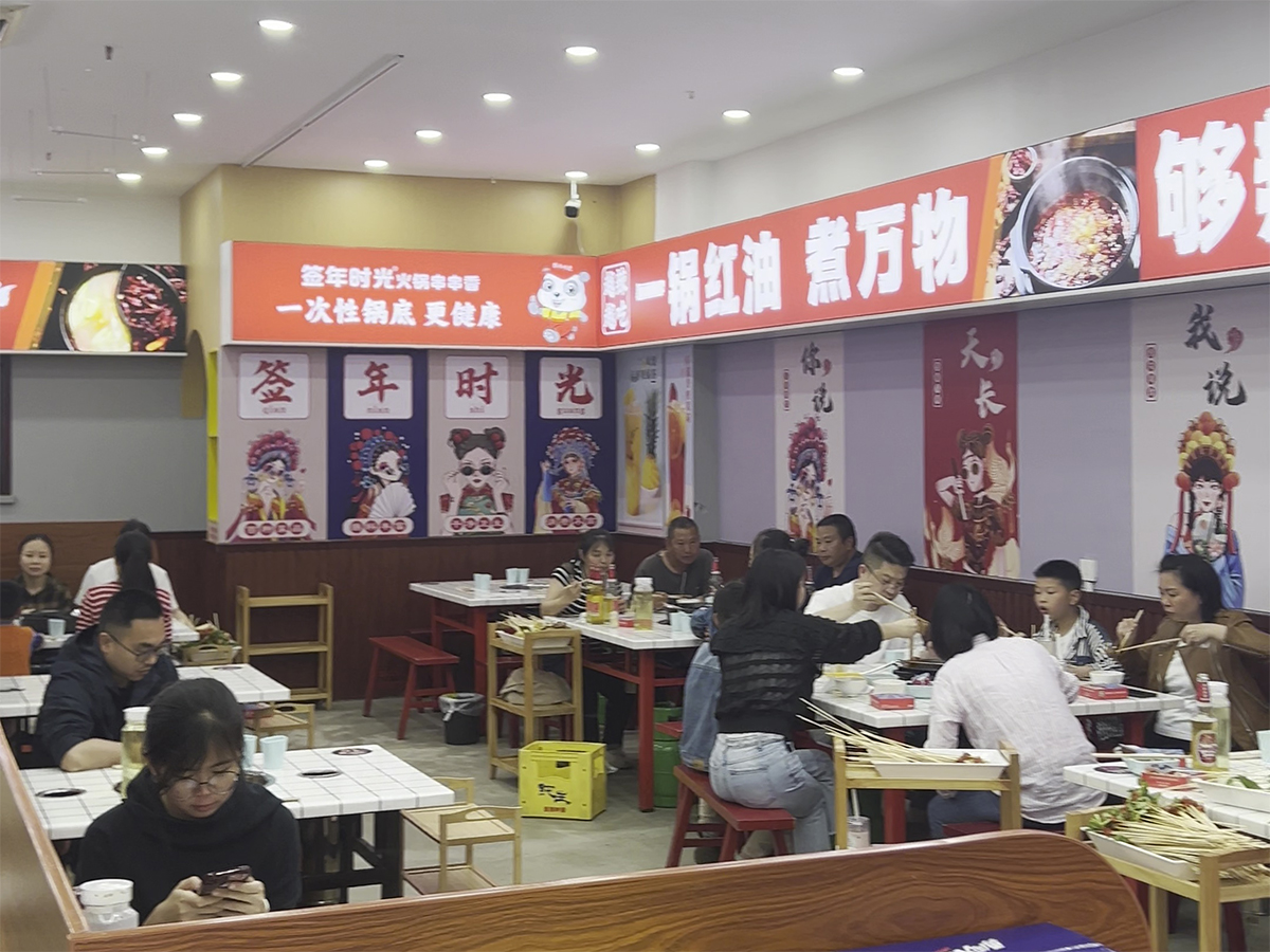 串串香加盟-签年时光湖北店火爆人气