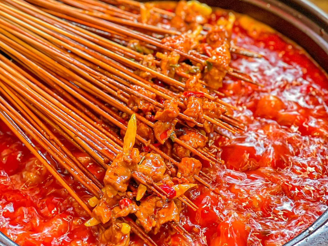 串串香加盟品牌哪家好？不妨看看签年时光鲜切牛肉串串香就知道